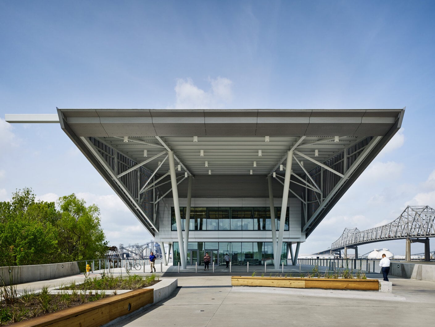 East facade and main entrance with natural wood benches